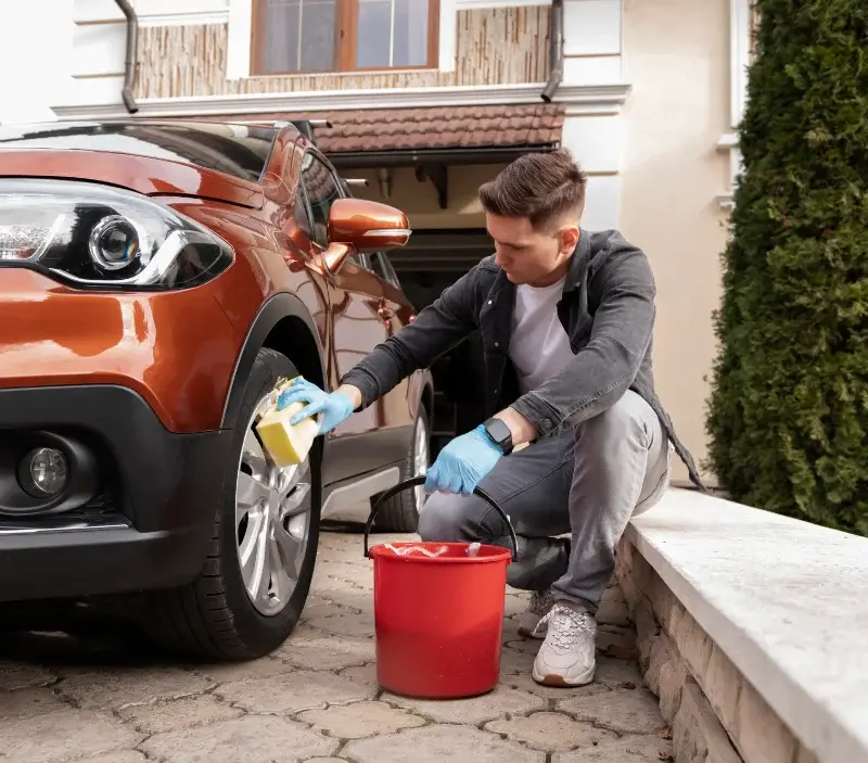 Lavage auto à domicile Saint-Jean-la-Poterie : professionnel intervenant sur un véhicule